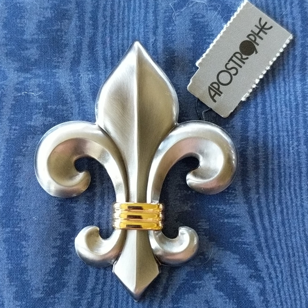 Vintage (1970), Fleur-di-lis Apostrophe Pin